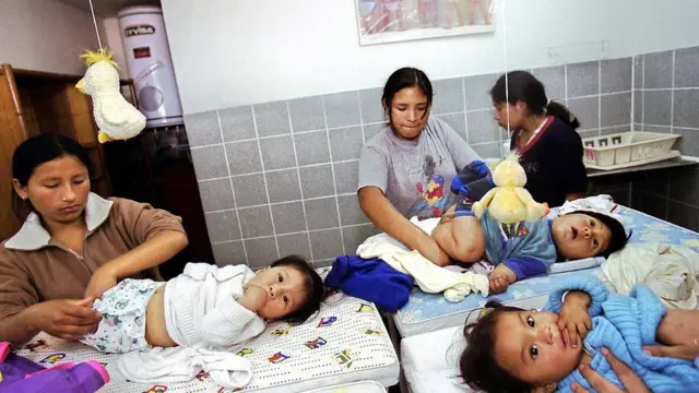 Madres cambian a sus hijos en Perú