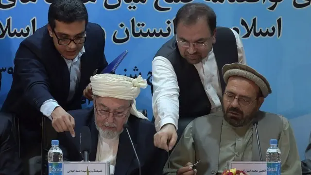 د سولې د عالي شورا مخکیني مشر پیر سید احمد ګیلاني په مشرۍ د افغان حکومت او ګلبدین حکمتیار ترمنځ د سولې تړون وشو