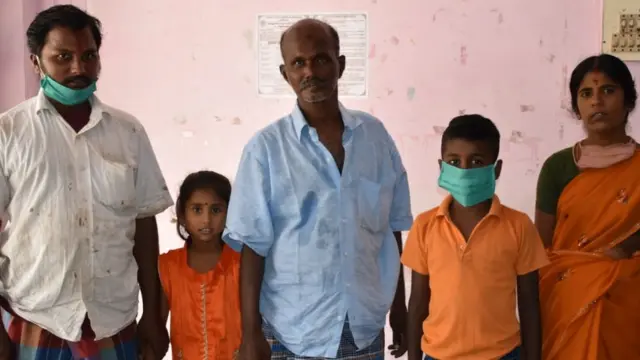 குடும்பத்தினருடன் வேல்முருகன்