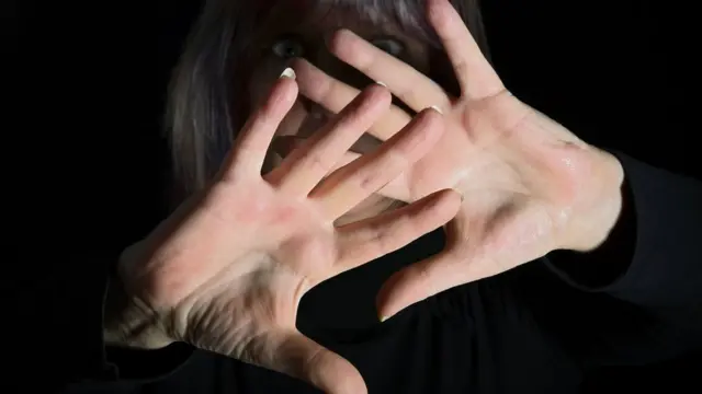 Mujer utilizando sus manos para evitar ser agredida (Foto: Science Photo Library)