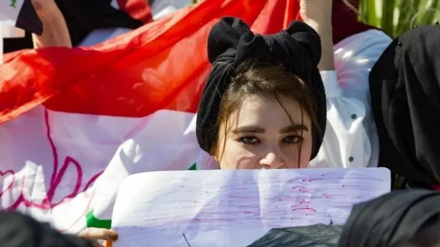 Basra'da bir eylemci öğrenci.