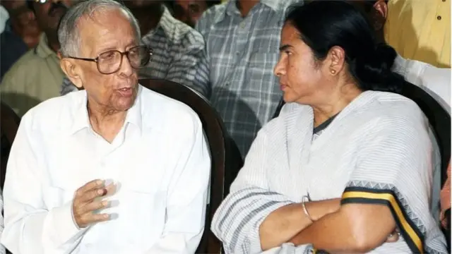 2007లో మీడియా సమావేశంలో జ్యోతి బసు, మమతా బెనర్జీ