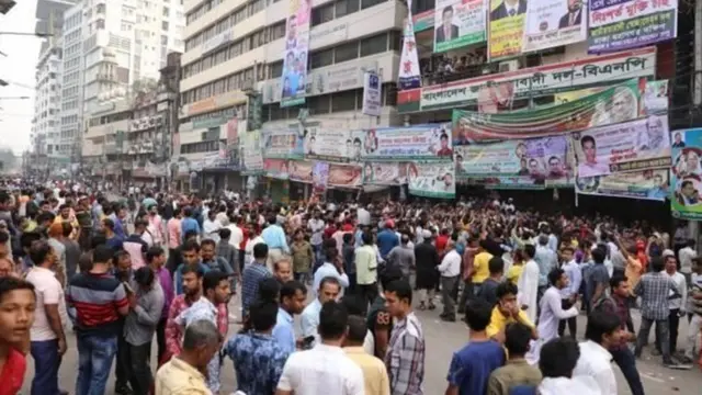 মনোয়নপত্র বিক্রি করার সময় বিএনপির অফিসের সামনে নেতা-কর্মীদের ভিড়