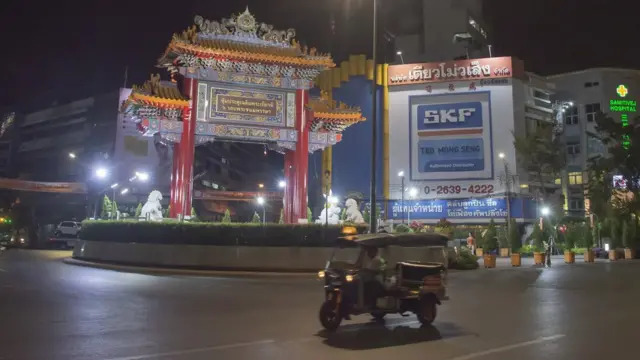 ประตูจีน บนวงแหวนโอเดียน สมัยก่อนเป็นน้ำพุและมีม้านั่งให้คนในชุมชนได้พักผ่อนหย่อนใจ