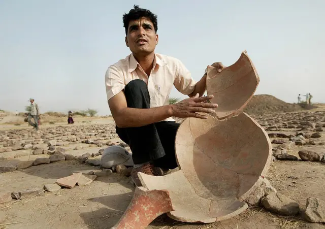 சிந்து சமவெளி நாகரிகத்தில் எடுக்கப்பட்ட பானைகள்.