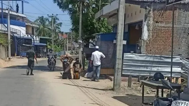 பயணத்தடையை மீறிய பொதுமக்களை முட்டியிட வைத்த இலங்கை ராணுவத்தினர் நீக்கம்