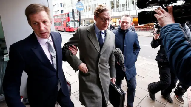 Alexander Nix chega à sede da Cambridge Analytica