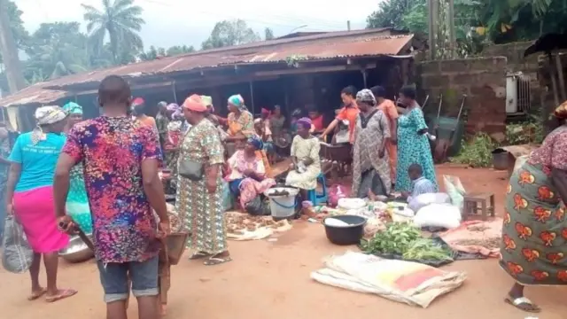 Ụmụnwaanyị Abba n'azụ ahịa