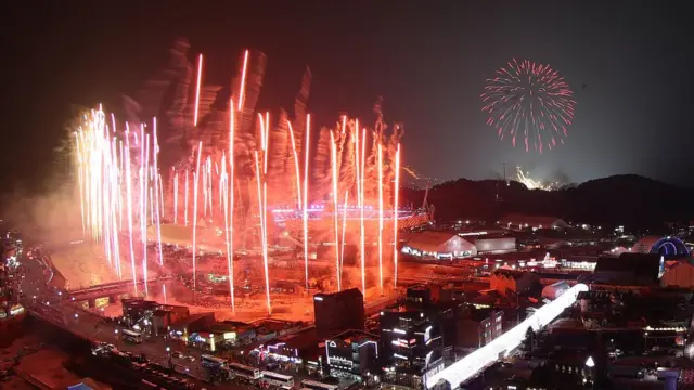 ઑલિમ્પિક સ્ટેડિયમની આસપાસ થતી આતશબાજી