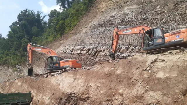 इन्जिनियरिङ नमिलाईकन जथाभावी खनिएका सडक पनि दुर्घटनाको कारण भएको विज्ञहरूको भनाइ छ