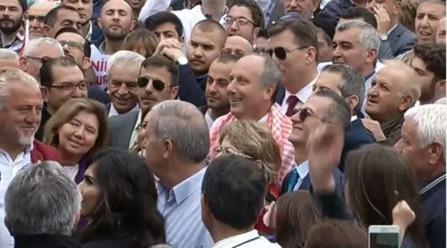 İnce mitinge katılanlarla