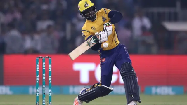 کامران اکمل کی عمدہ اننگز کے بعد 10 ویں اوور میں ان کے آؤٹ ہونے کے بعد زلمی کے کھلاڑی اتنی تیزی سے رنز نہیں بنا سکے۔