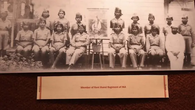 আজাদ হিন্দ ফৌজের রানি ঝাঁসি রেজিমেন্টের সদস্যদের একটি ছবি।