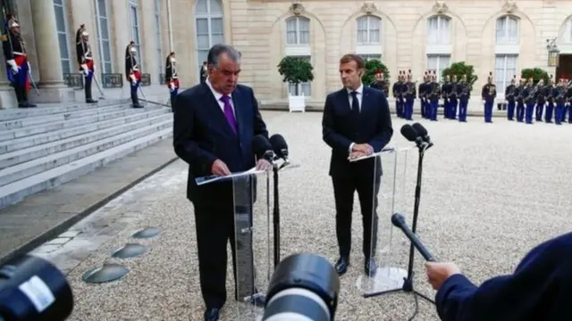 ښاغلي رحمان او ښاغلي مکرون پاریس کې ګډې خبرې غونډې ته وینا کوله