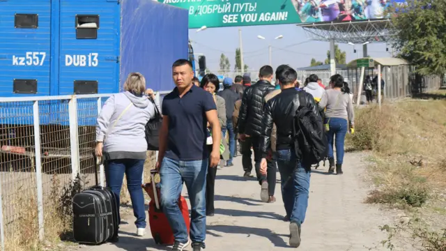 Чек ара бекеттеринде жүргүнчүлөрдүн жана жүк ташуучу унаалардын узун-узун колонналары пайда болду.