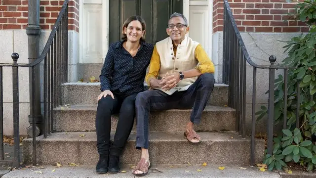 Abhijit Banerjee et Esther Duflo, lauréats du prix Nobel d'économie 2019, chez eux à Boston, Massachusetts, le 14 octobre 2019.