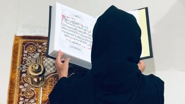 নিজের নকল করা কোরআন পড়ছেন ফাতিমা সাহাবা।