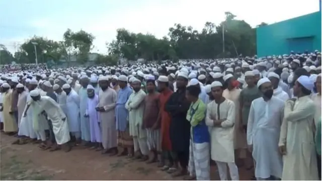 জানাজায় সামাজিক দূরত্ব বজায় রাখার নির্দেশনা মানা হয়নি