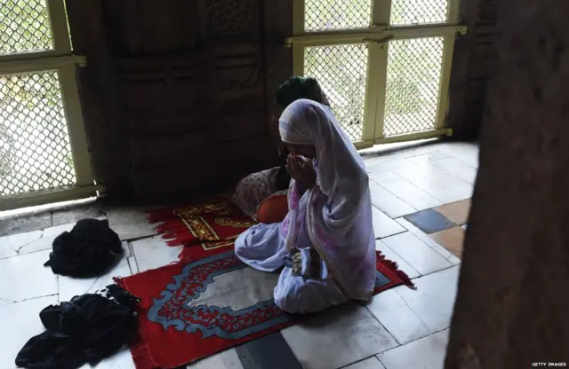 मुस्लिम, महिला, नाज़नीन अंसारी, दारुल उलूम दवेबंद, फ़तवा, वाराणसी, आरती, विशाल भारत संस्थान