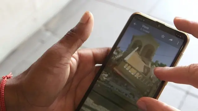 گوشی موبایل و عکس خانه ویران شده