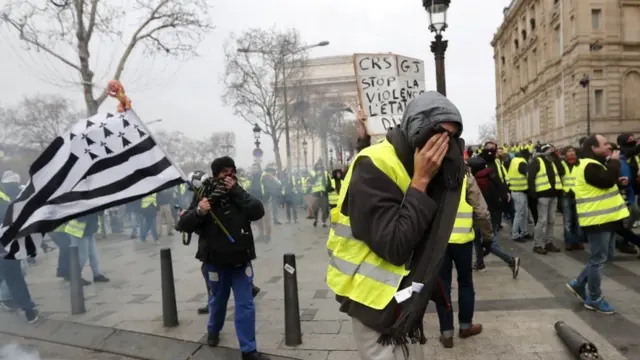 Демонстрантов разгоняют с помощью слезоточивого газа, 8 декабря