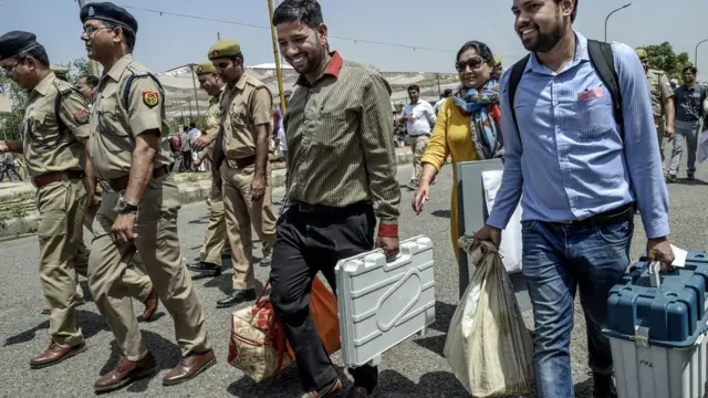 ভারতে ১১ এপ্রিল প্রথম পর্বের ভোটের প্রস্তুতি। নয়ডা