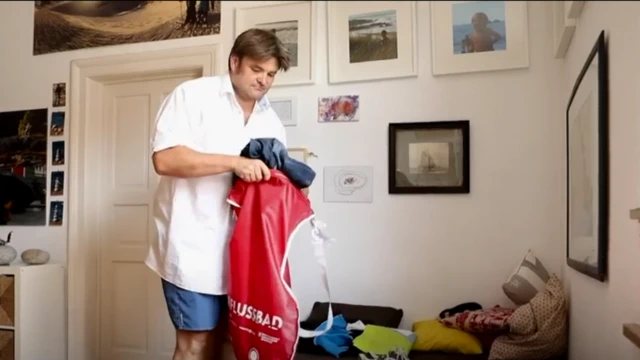 নদীতে নামার আগে ওয়াটারপ্রুফ একটি ব্যাগের ভেতরে সবকিছু ভরে নিচ্ছেন তিনি