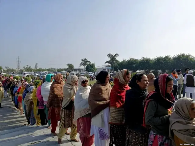 राम सिंह के अंतिम दर्शन के लिए कतार में लगी महिलाएं