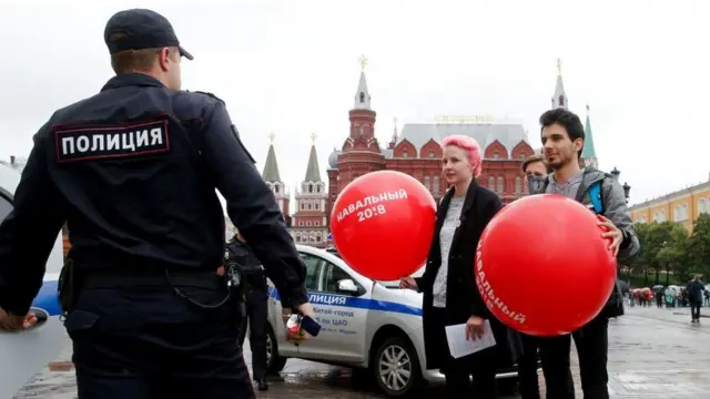 полицейский и активисты на Манежной площади