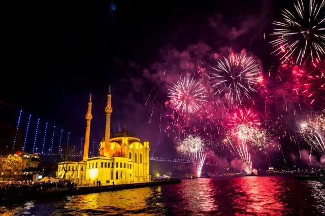 তুরস্কের ইস্তানবুলে নতুন বছরের আলোকসজ্জা