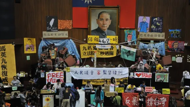 2014年4月5日，台灣抗議示威者佔據議會場地23天。