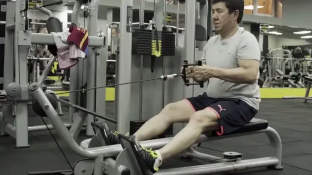 Сариев сергек жашоону пропагандалап, спортзалда жаш уландар менен күрөшкөн видеосун чыгарды