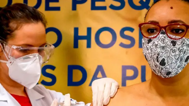 Un volontaire reçoit un vaccin contre le covid-19