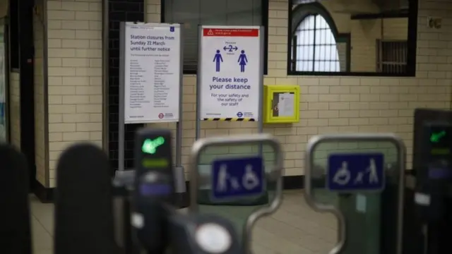 লন্ডনে জনসাধারণ যেসব সেবা ব্যবহার করেন সেখানে মানুষের মধ্যে দুই মিটার দূরত্ব বজায় রাখার পরামর্শ দেয়া হয়েছে যেমন লন্ডনের এই টিউব স্টেশন।