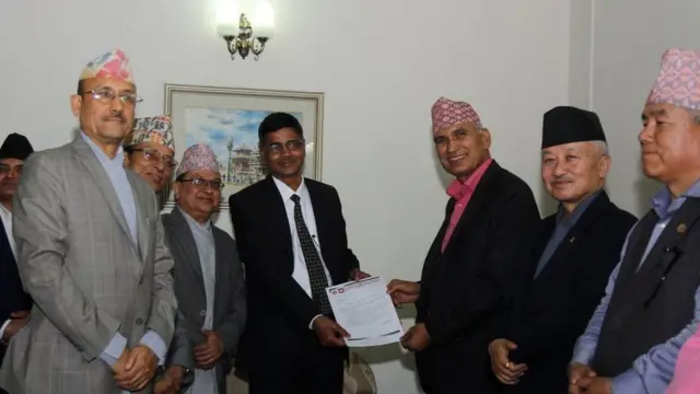 नेकपालाई प्रमाणपत्र दिँदै प्रमुख निर्वाचन आयुक्त यादव