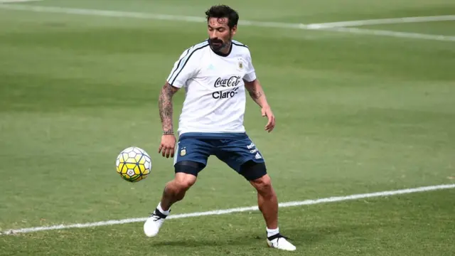 Lavezzi entrenando en Brasil.