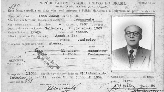 Ficha consularsite de apostas grátis que de prêmiosimigraçãosite de apostas grátis que de prêmiosIsaac Jacob Menache, emitida pelo cônsul-geral do Brasilsite de apostas grátis que de prêmiosPireu, 5 jul. 1954. Anotados como filhos menores: Leon, com 11 anos, e Bela, com 8 anos