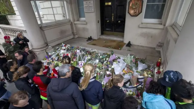 ロンドンのフランス大使館前では、犠牲者を悼む人々が花を手向けた