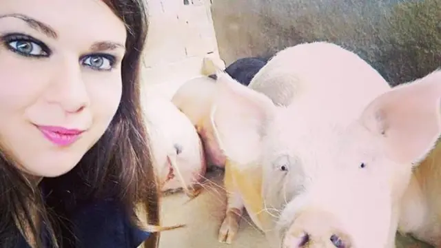 أندريسا شيتشونا في صورة سيلفي مع خنزير