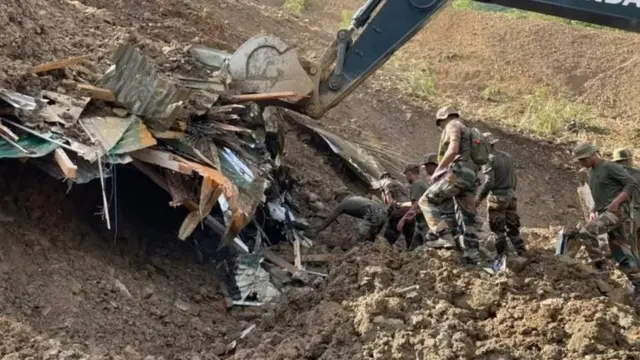 20 மீட்டர் ஆழம் வரை நிலச்சரிவுக்குள் சிக்கியிருப்பவர்களைக் கண்டறியும் திறனுள்ள, வெளிநாட்டு தொழில்நுட்பம் பயன்படுத்தப்பட்டு வருகிறது. ஆனால், கடுமையான மழைக்கிடையில், இந்த தொழில் நுட்பம் எப்படி பலனளிக்கும் என்று சொல்ல முடியாது என்கிறார் எஸ்.எம்.கான்.