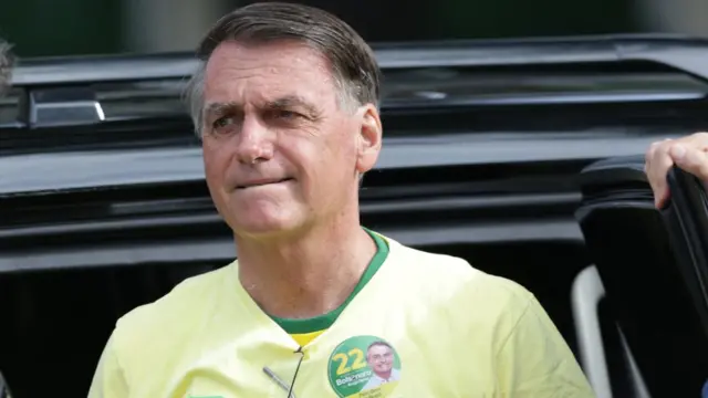 Bolsonaro, um homem idosobet365 jogos onlinecabelo castanho e branco, faz feiçãobet365 jogos onlinepreocupadobet365 jogos onlinefrente a um carro preto