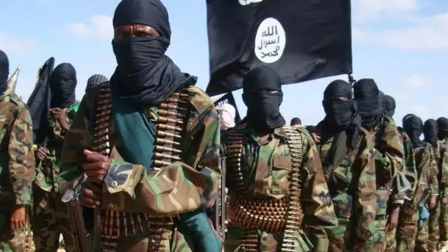 Aworan ikọ Al-Shabab ti wọn bo oju, wọn si gbe asia dudu wọn dani.