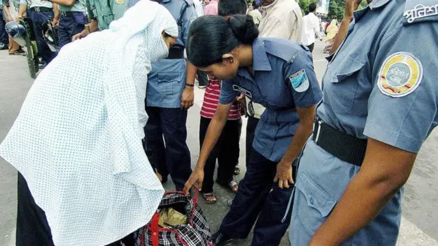 ২০০৫ সালের ১৭ অগাস্ট বোমা হামলার পর জঙ্গিবাদ বিরোধী সমাবেশে পুলিশের তল্লাশি