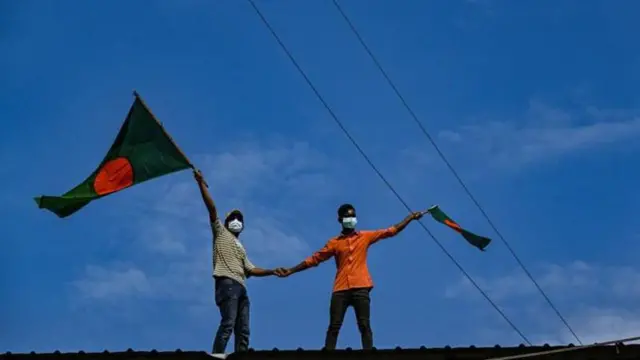 विद्यार्थी आंदोलनामुळे बांगलादेशात आतापर्यंत जवळपास 300 लोकांचा मृत्यू झाला आहे.