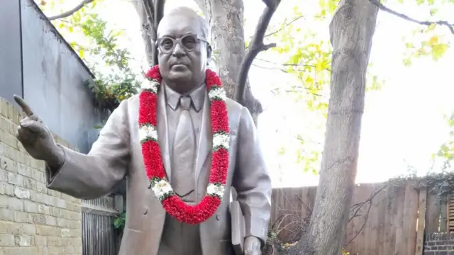 आंबेडकर हाऊसच्या आवारातील मुक्त पुतळा