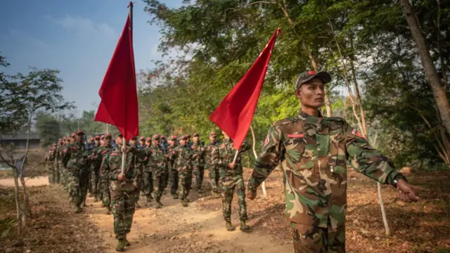 PDF တပ်ဖွဲ့ဝင်တွေ / ပုံဟောင်း