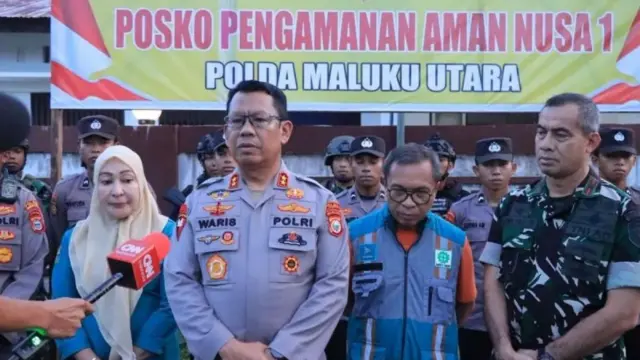 Kapolda Maluku Utara Irjen Pol Waris Agono saat bertemu warga Sibenpopo Halmahera Tengah, Senin (06/04).
