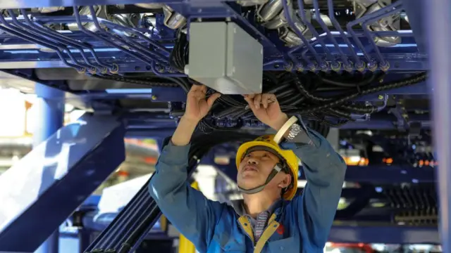 Trabajador arreglando un auto.