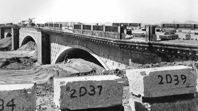 伦敦桥在亚利桑那沙漠重生的过程缓慢而艰巨，工人们需要根据图纸把重达200多公斤的每一块石墩复位。