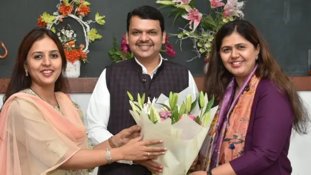 पंकजा मुंडे, देवेंद्र फडणवीस, प्रीतम मुंडे